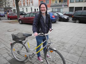 So sehen Sieger aus: Dennie mit Hightec-Fahrrad