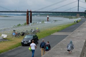 Leere Fahrradständer soweit das Auge reicht